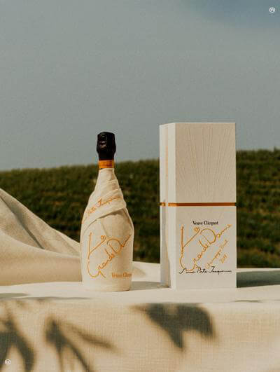 Veuve Clicquot : La Grande Dame par Simon Porte Jacquemus 2018