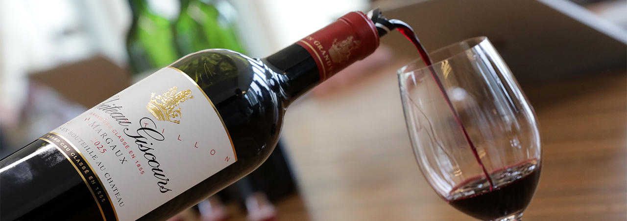 Giscours 2025 wird für Wein-Verkostung in ein Rotweinglas eingeschenkt
