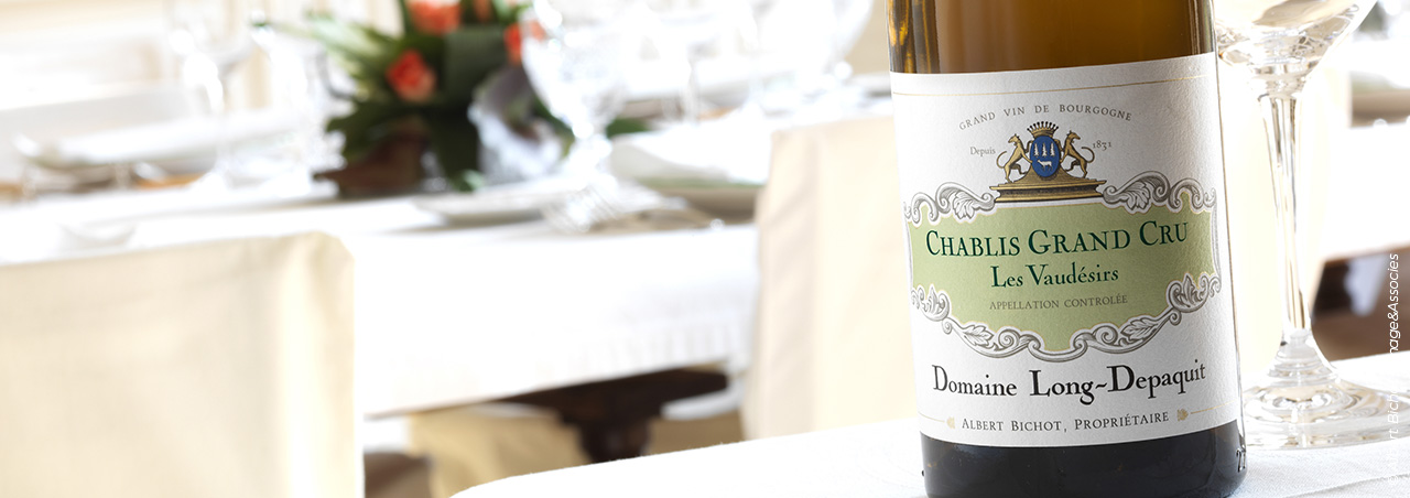 Photographie d'une bouteille de Chablis Grand Cru du Domaine Long-Depaquit, propriété de la Maison Albert Bichot.