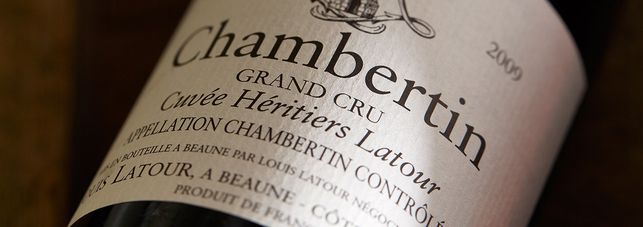Photographie d'une bouteille de Chambertin Grand Cru de la Maison Louis Latour.