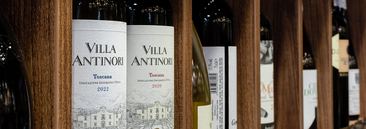 Italienische Spitzenweine von Villa Antinori, Nahaufnahme vom Weinregal aus Holz