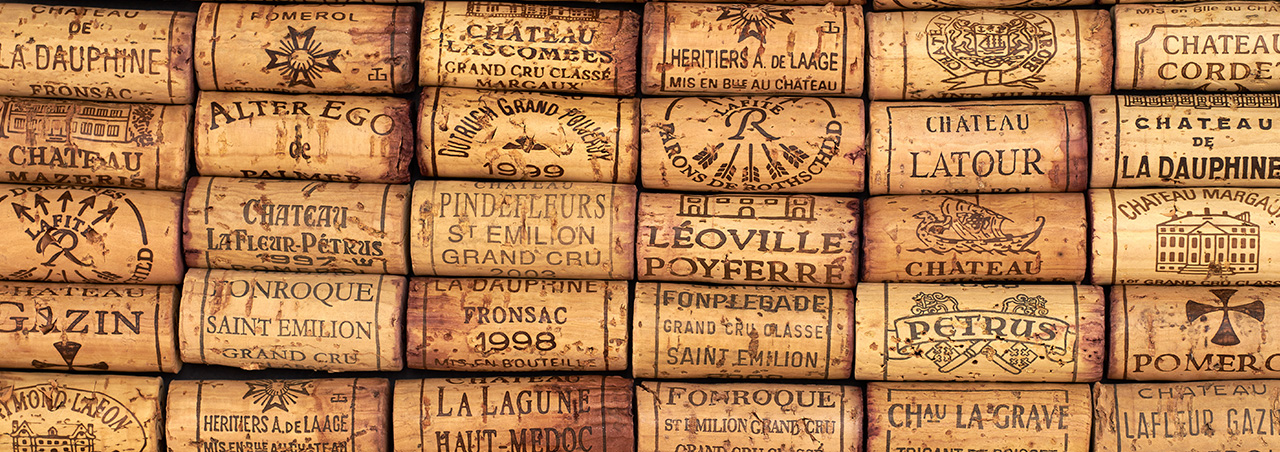 Korken von berühmten Bordeaux-Weingütern wie Pétrus, De Sales, Pomerol, Margaux, Latour und weiteren