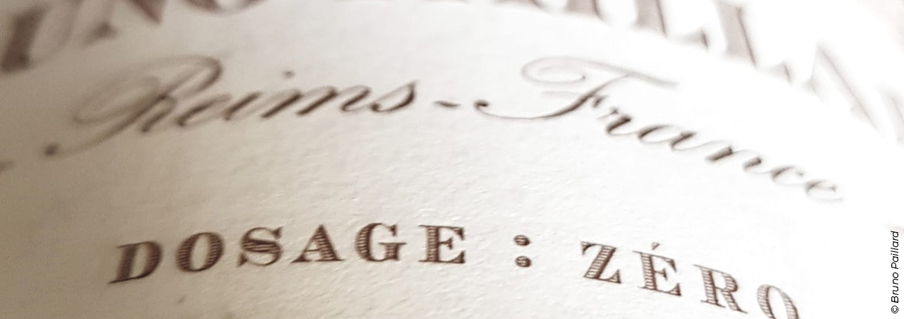 © Bruno Paillard, Nahaufnahme von Champagner-Flasche mit Fokus auf die Aufschrift Dosage Zéro