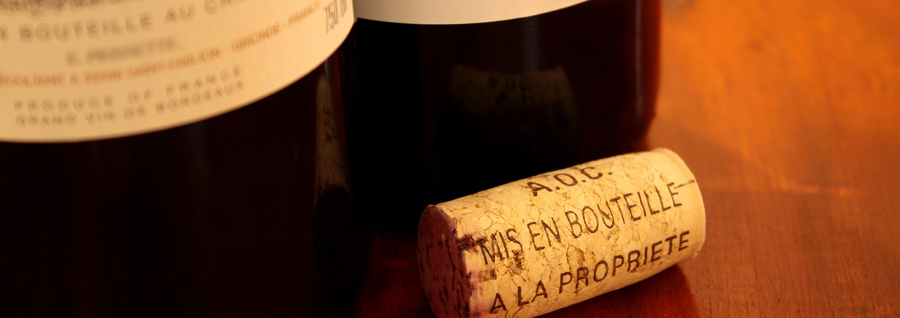 Nahaufnahme von zwei Bordeaux Grands Crus Weinflaschen aus Margaux, im Vordergrund Korken