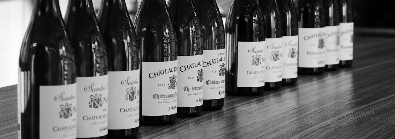 Une photographie de la collection de vins du Château de Nalys.