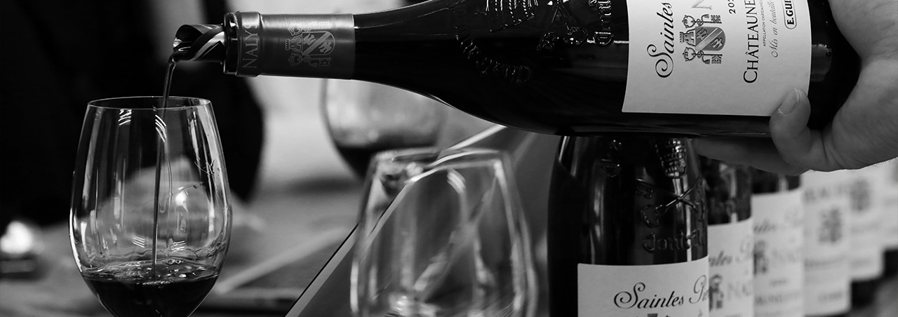 Une photo d'un Châteauneuf-du-Pape rouge en train d'être servi dans un verre.