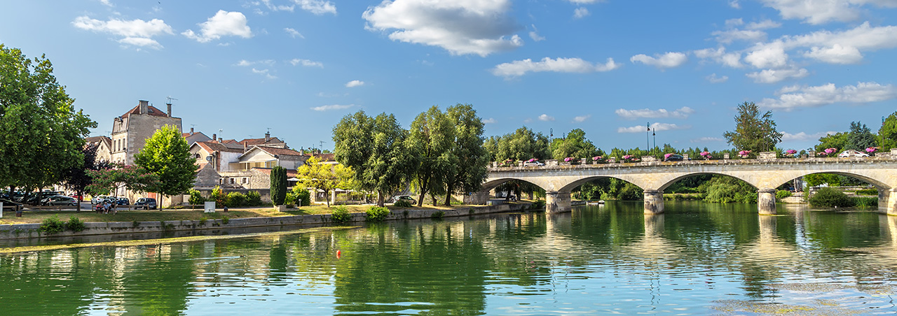 Une photographie de la ville de Cognac.
