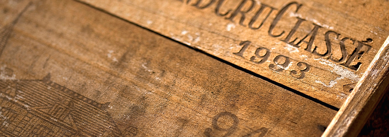 Nahaufnahme einer alten Holzkiste für Bordeaux Grand Cru Classé aus dem Jahrgang 1993