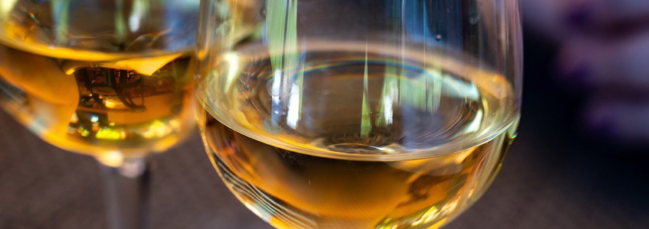 Nahaufnahme von zwei gefüllten Weingläsern mit dem Bordeaux-Süsswein Sauternes