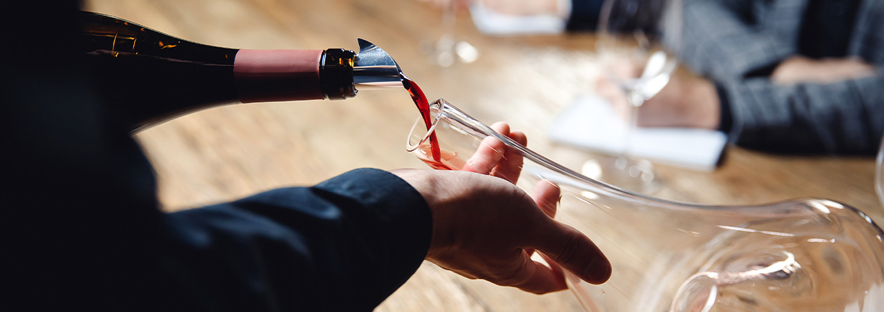 Rotwein wird dekantiert und in Karaffe gefüllt