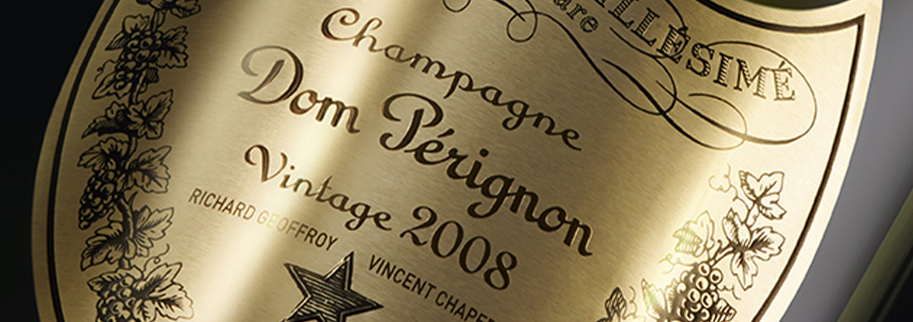 Nahaufnahme vom Champagner-Etikett des Dom Pérignon Vintage 2008