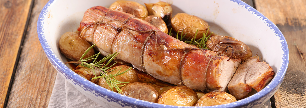  Il s'agit d'une photographie représentant un filet mignon préparé selon une recette traditionnelle, servi dans un plat et accompagné de pommes de terre.