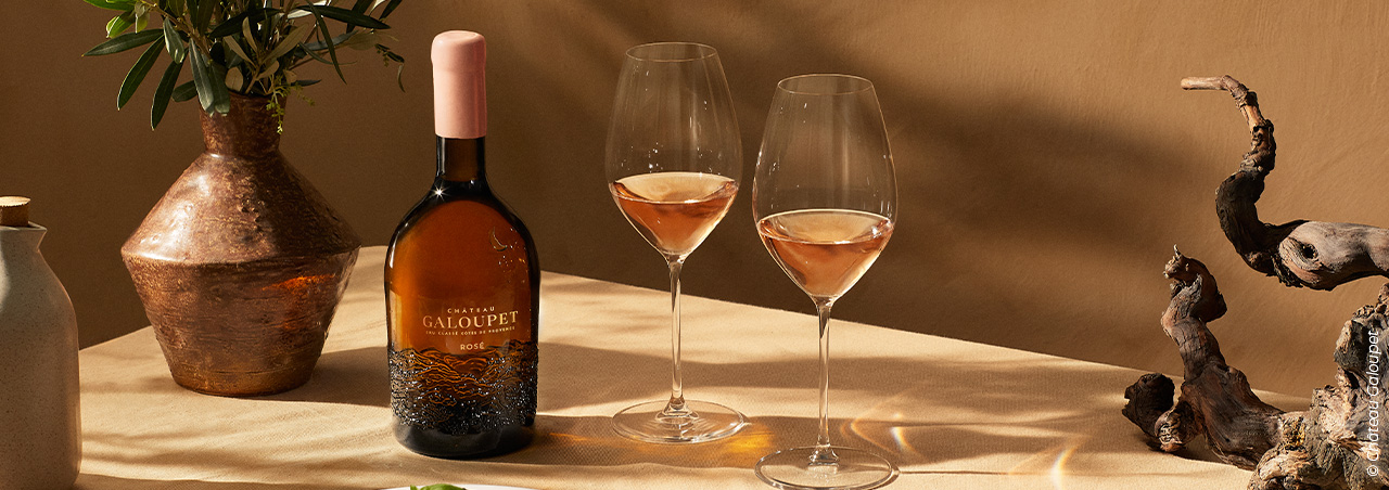 Galoupé-Rosé-Weinflasche mit zwei gefüllten Weingläsern, dazu Burrata-Käse © Château Galoupet, Côtes de Provence cru classé