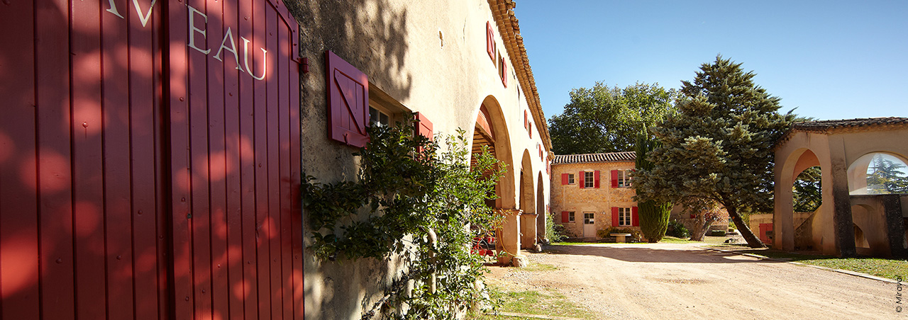 Seitenansicht vom provenzalischen Miraval-Weingut bei strahlend blauem Himmel