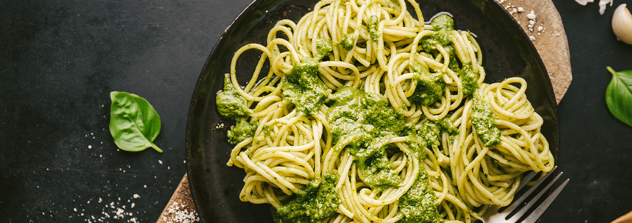 Spaghetti mit Pesto in schwarzem, hochrandigem Teller
