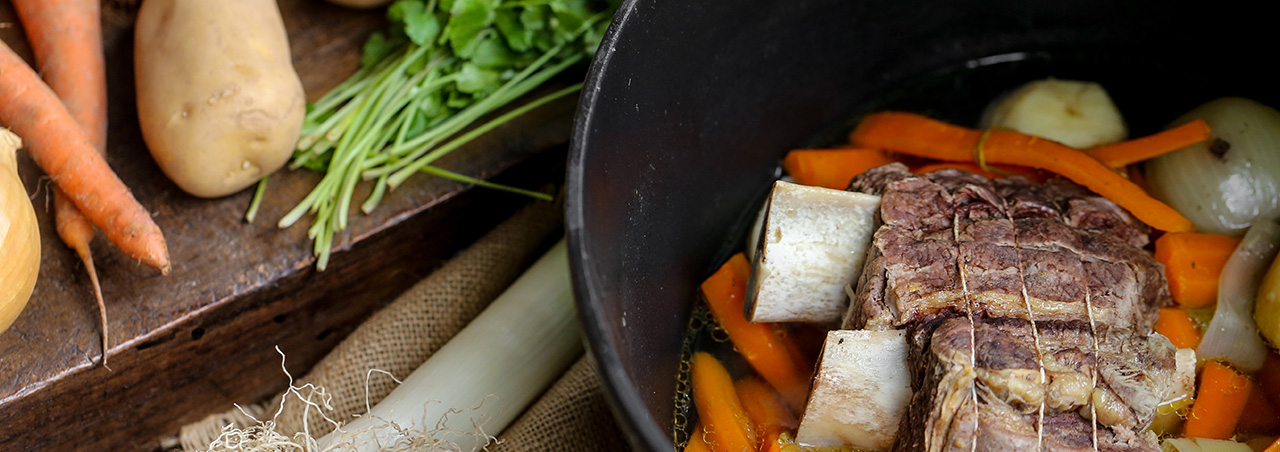 Une photographie raffinée d'un plat de pot-au-feu joliment dressé.