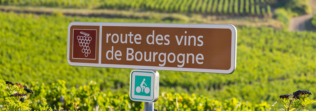 Weinstraßen-Schild bei Solutré in der Bourgogne, Frankreich