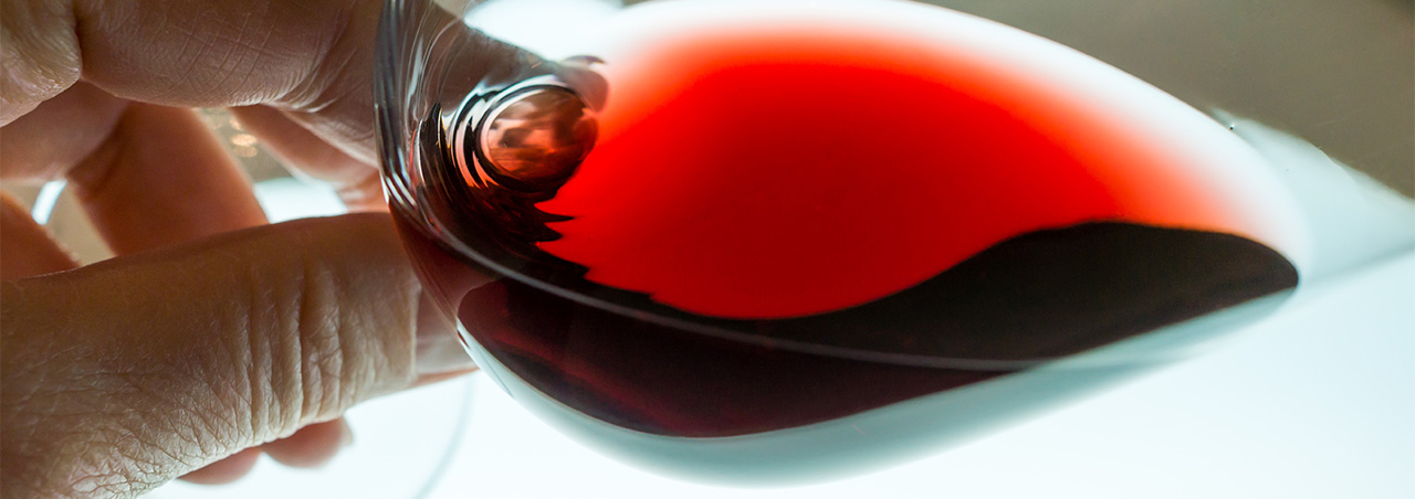 Rotwein wird nach Farbe im Glas analysiert
