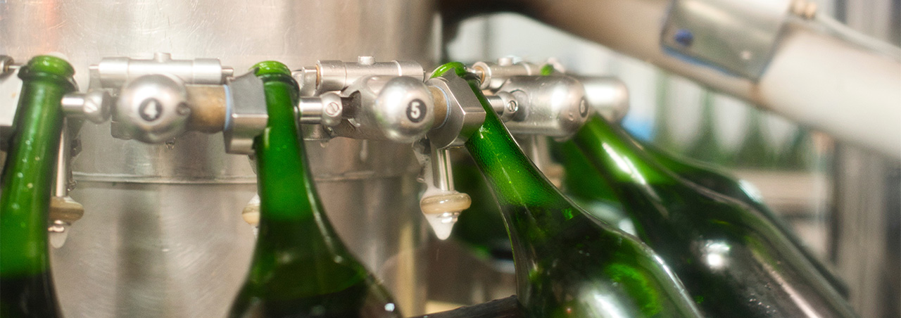 Champagnerflasche kurz vor der Degorgierung und der Zugabe der Dosage in den Weinkellern von Reims.