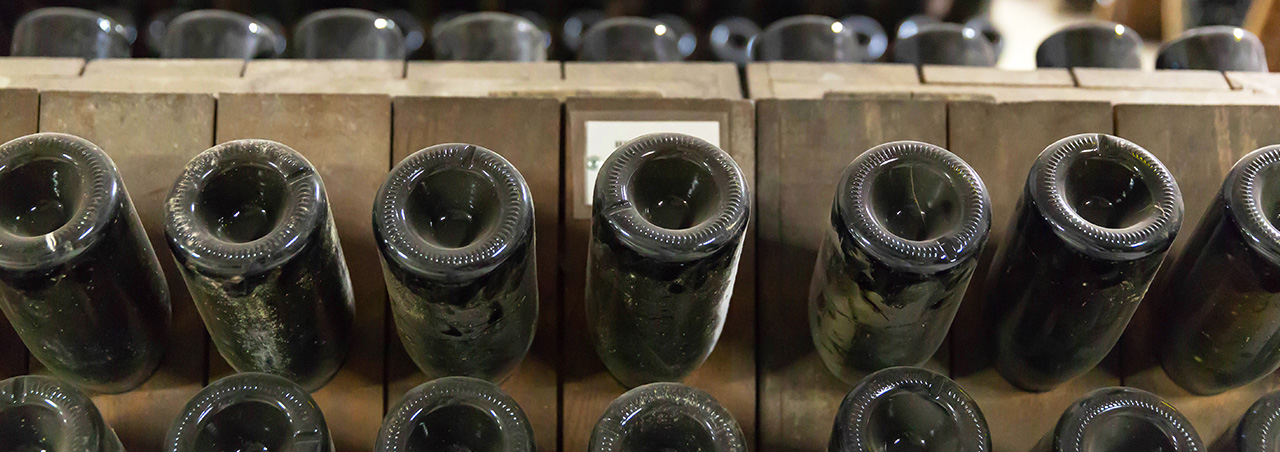 Remuage (Rütteln) bei der Herstellung von Champagner – ein klassischer Arbeitsschritt der traditionellen Flaschengärung, bei dem die Hefe langsam in den Flaschenhals befördert wird.