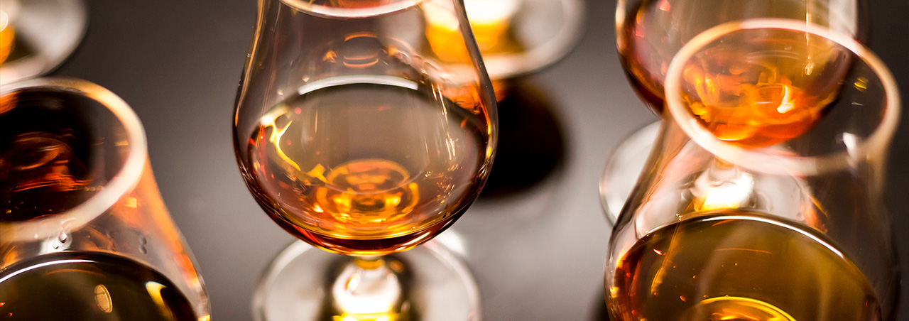 Une photo de verres tulipes sublime la belle robe ambrée d'un rhum.