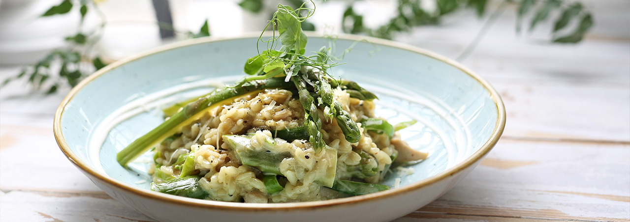 Fein angerichtetes Spargelrisotto mit grünem Spargel
