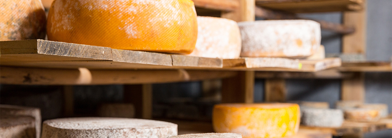 Une photographie mettant en scène des fromages affinés.
