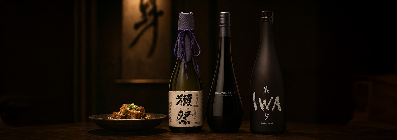 Un visuel mettant en valeur trois flacons de saké issus des Maisons Iwa, Heavensaké et Dassai.