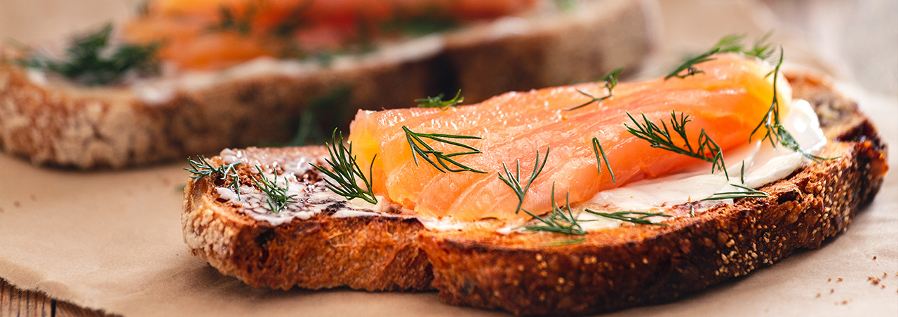 Geräucherter Lachs auf mit Anis auf getoasteter Brotscheibe