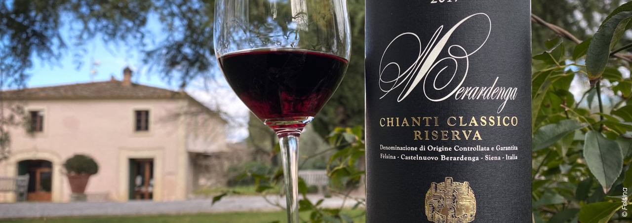 © Felsina, Chianti Classico Jahrgang 2017, daneben ein gefüllte Glas Rotwein