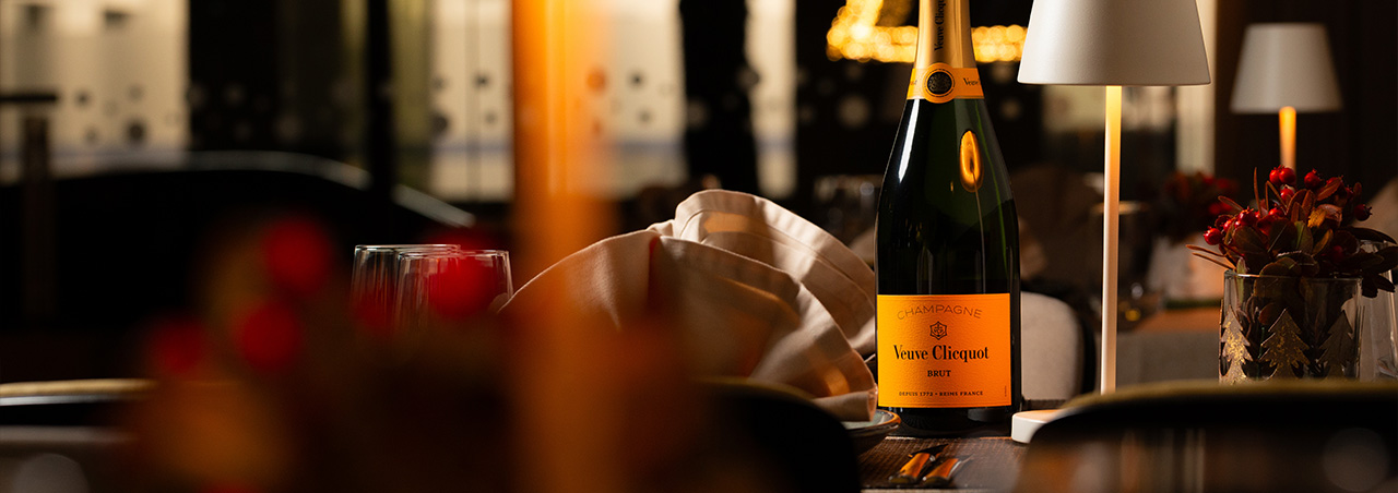 Veuve Clicquot Champagner-Flasche auf weihnachtlich dekoriertem Tisch