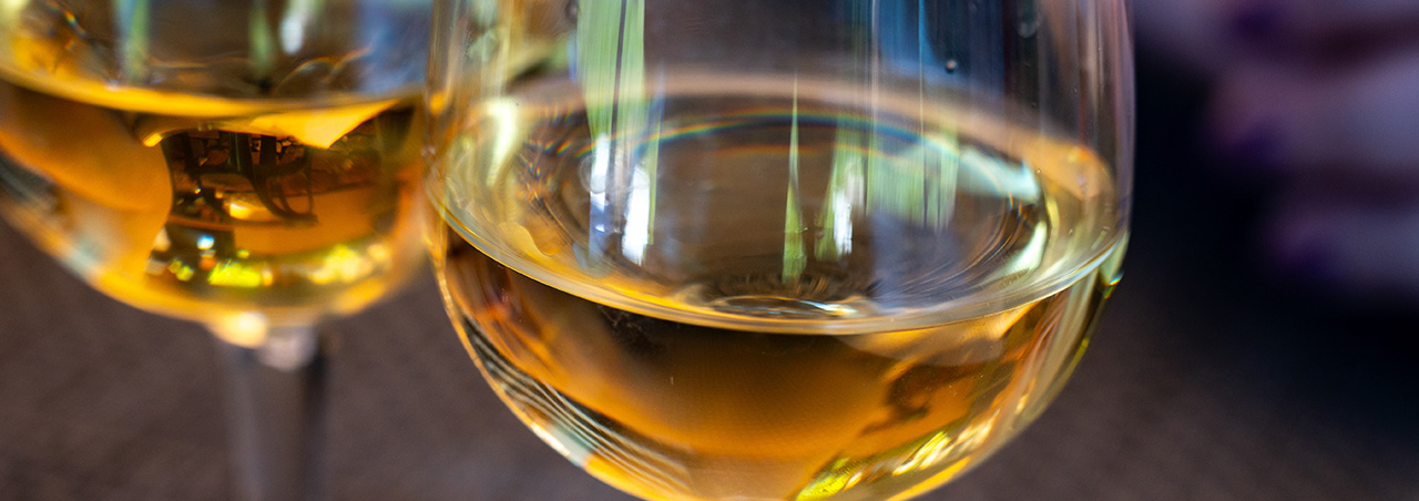 Zwei zur Hälfte gefüllte Sauternes-Weine mit goldener Robe
