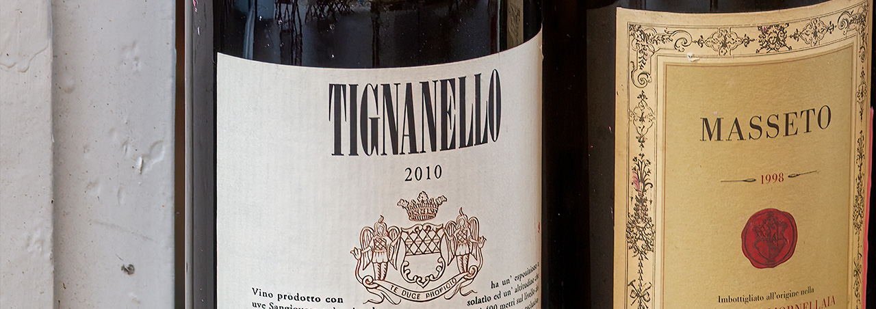 Zwei Flaschen von den toskanischen Spitzenweinen Tignanello und Masseto
