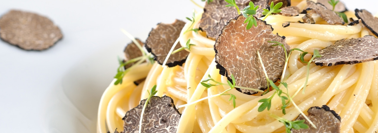 Nahaufnahme von Spaghetti mit frischer schwarzer Trüffel 