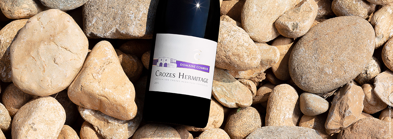 © Domaine Combier, Crozes-Hermitage-Weinflasche aus der Nord-Rhône auf steinigem Boden