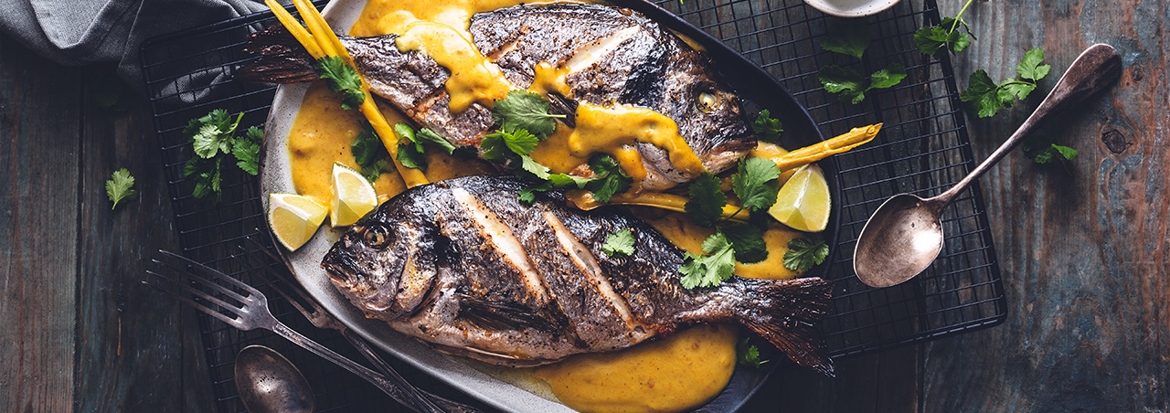 Gegrillte Doraden mit gelber Thaï-Currysauce 