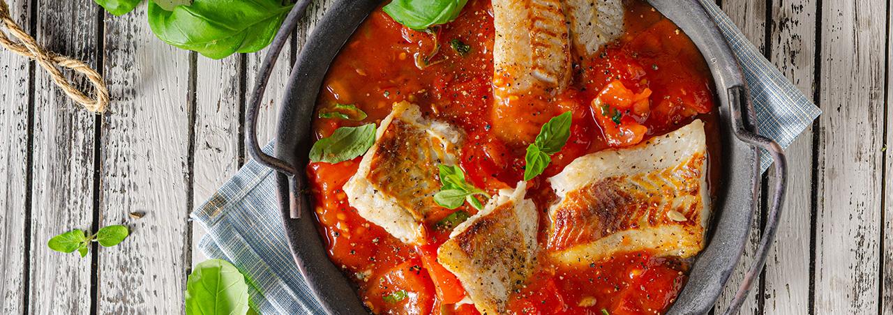 Gegrillter Fisch mit Tomatensauce