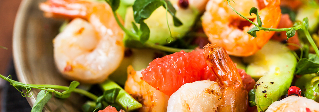 Nahaufnahme von Avocado-Grapefruit-Garnelen-Salat; welcher Wein harmoniert?