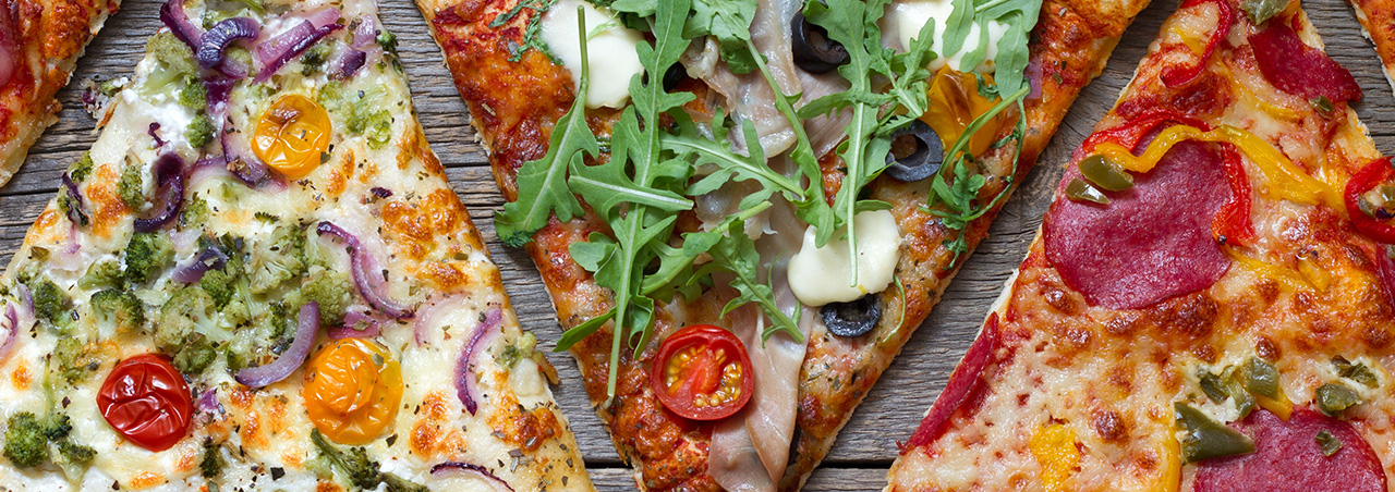 Versschiedene Pizza-Beläge von Oben betrachtet: Pizza Blanca, Pizza mit Ruccola, mit Schinken
