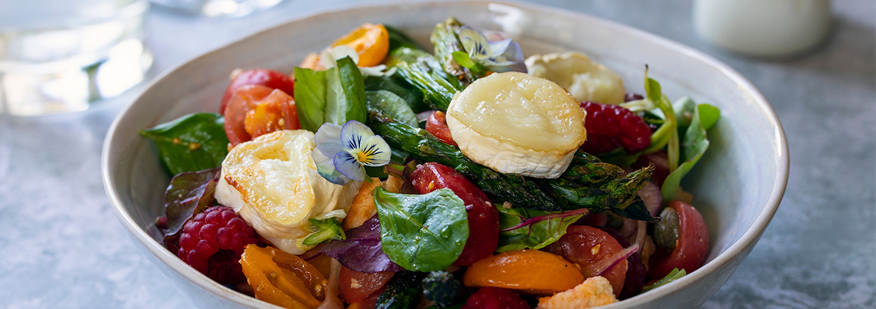 Sommerlicher Panzanella-Salat mit Tomaten, Himbeeren, Basilikum und Ziegenkäse