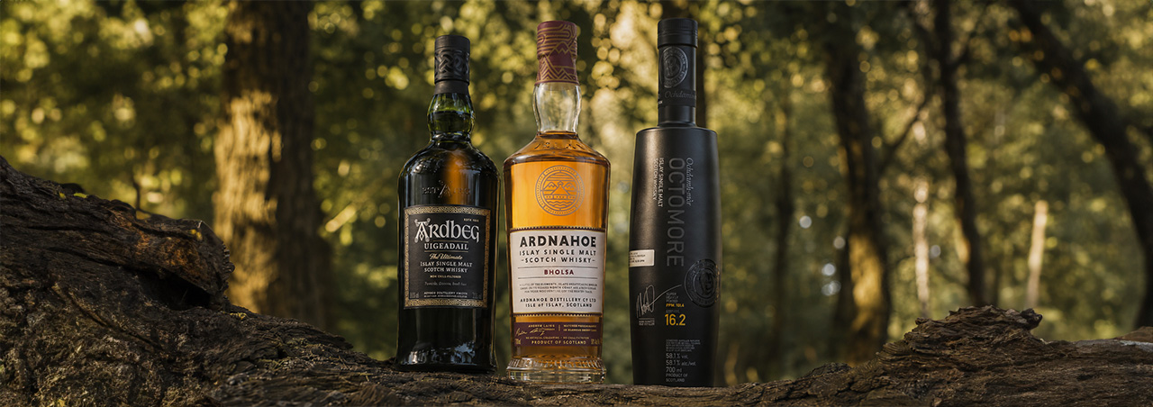Photographie de trois whiskies tourbés : Ardbeg, Ardnahoe et Octomore.