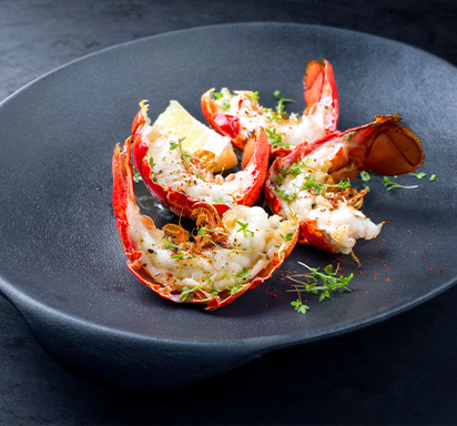Une photographie de homards subtilement cuisinés dans un contexte épuré et élégant