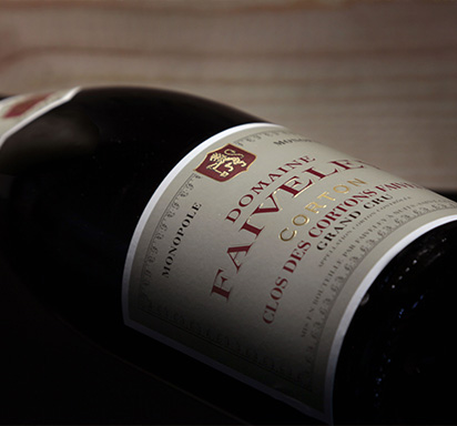 Une photographie d'une bouteille d'un monopole du domaine faiveley. 