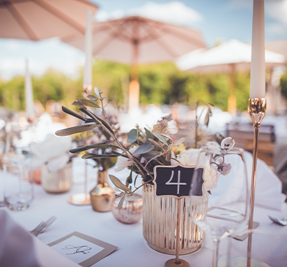 Inspirierende Tischdekoration mit rosa Akzenten für Sommerhochzeit