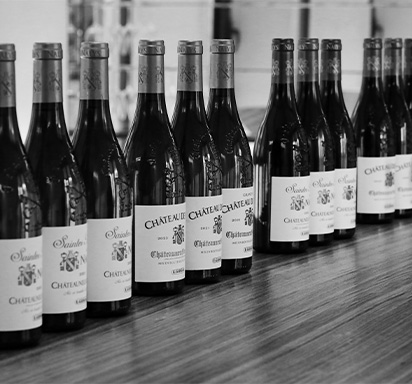 Une photographie de la collection de vins du Château de Nalys.
