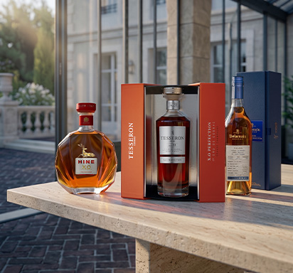 Une photographie d'un flacon de cognac XO signé de la prestigieuse maison Hine.