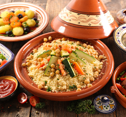Vegetarischer Couscous in traditionellem Berber-Teller