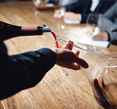 Wein dekantieren: Wann lohnt sich die Praxis?
