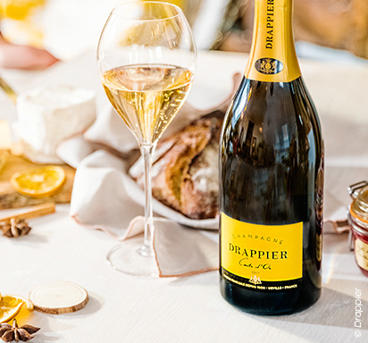 © Drappier, Carte d'or Champagner auf edel angerichtetem Tisch