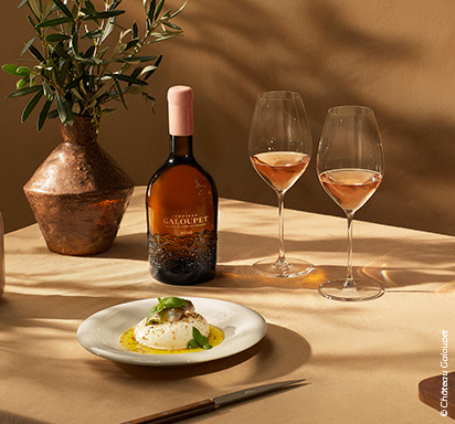 Galoupé-Rosé-Weinflasche mit zwei gefüllten Weingläsern, dazu Burrata-Käse © Château Galoupet, Côtes de Provence cru classé